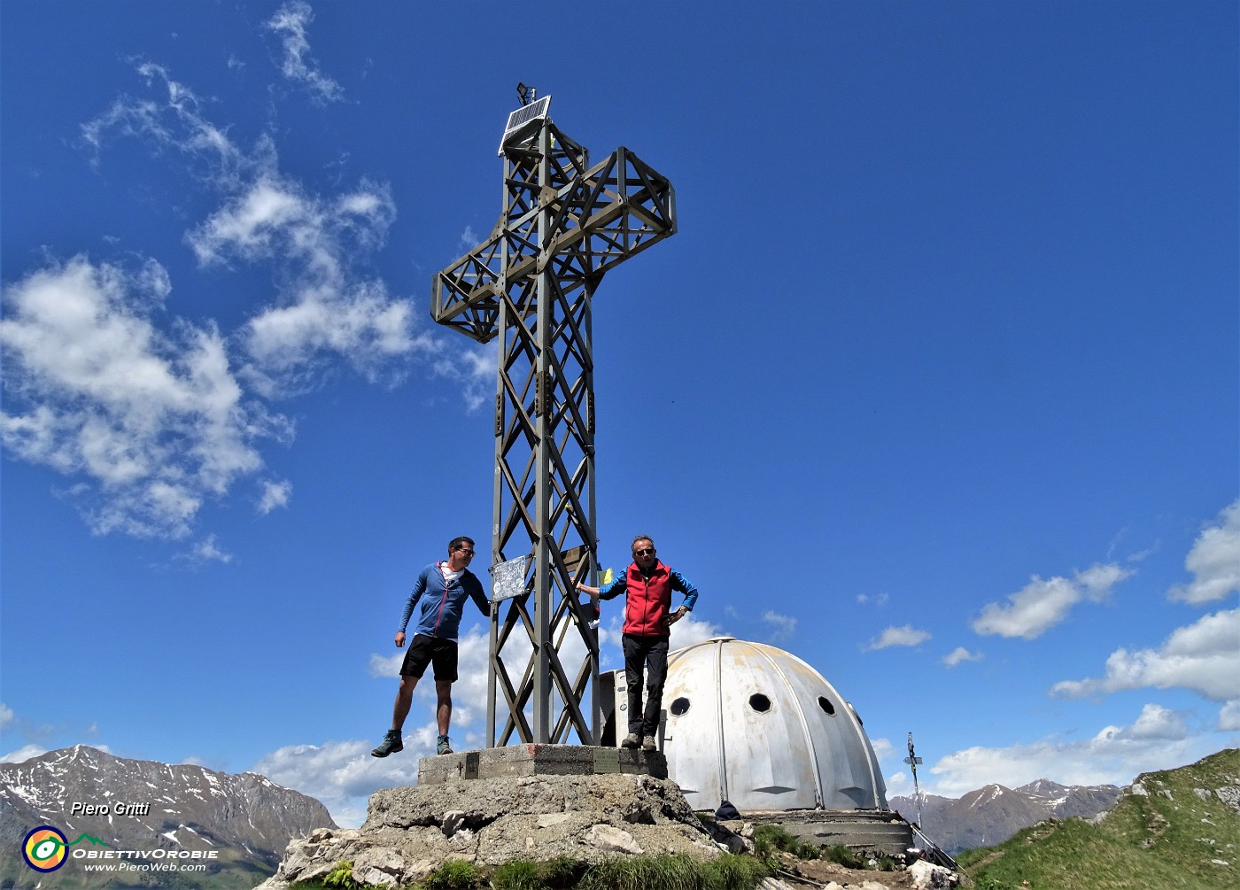 71 Alla croce di vetta e Bivacco Locatelli (1656 m).JPG
